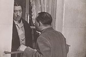 Photographie originale représentant le cinéaste Carlo Rim conseillant Fernandel pour une scène de...