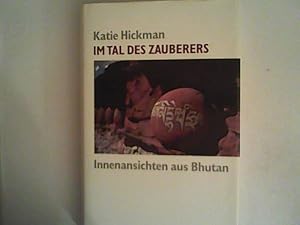 Bild des Verkufers fr Im Tal des Zauberers. Innenansichten aus Bhutan zum Verkauf von ANTIQUARIAT FRDEBUCH Inh.Michael Simon