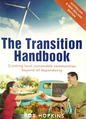 Bild des Verkufers fr Transition Handbook: Creating Local Sustainable Communities Beyond Oil Dependency zum Verkauf von Marlowes Books and Music