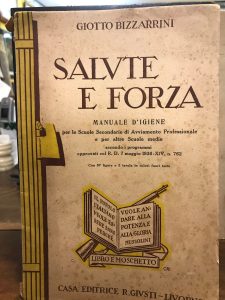 Immagine del venditore per SALUTE E FORZA. MANUALE D'IGIENE PER LE SCUOLE SECONDARIE DI AVVIAMENTO PROFESSIONALE E PER ALTRE SCUOLE MEDIE. venduto da AL VECCHIO LIBRO