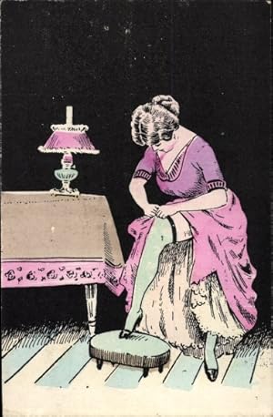 Ansichtskarte / Postkarte Frau zieht sich an, Strumpf, Tischlampe