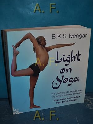 Seller image for Light on Yoga : The classic guide to yoga from the world's foremost authority. for sale by Antiquarische Fundgrube e.U.