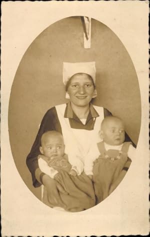 Bild des Verkufers fr Foto Ansichtskarte / Postkarte Portrait einer Krankenschwester mit zwei Kindern zum Verkauf von akpool GmbH