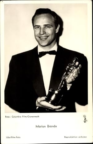 Bild des Verkufers fr Ansichtskarte / Postkarte Schauspieler Marlon Brando, Oscar-Preis zum Verkauf von akpool GmbH