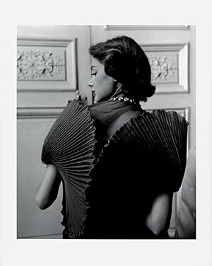 Bild des Verkufers fr Jacqueline Marsel in Kleid von Elisa Schiaparelli, Paris, 1951. [2018]. [Original-Fotografie / original photograph]. zum Verkauf von Antiquariat Lenzen