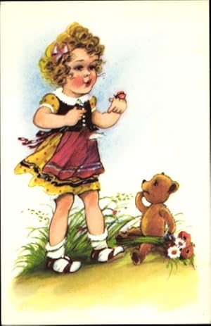 Ansichtskarte / Postkarte Mädchen mit Marienkäfer, Teddy, Wiese, Blumen