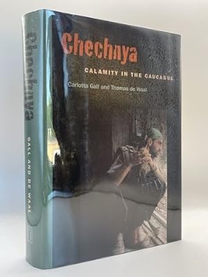 Bild des Verkufers fr Chechnya: Calamity in the Caucasus zum Verkauf von Lavendier Books