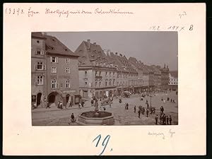 Fotografie Brück, Sohn Meissen, Ansicht Eger, Blick auf den Marktplatz mit dem Rolandbrunnen, Caf...