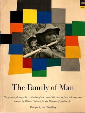 Bild des Verkufers fr The Family of Man: the greatest photographic exhibition of all time - 503 pictures from 68 countries, Prologue by Carl Sandburg, zum Verkauf von nika-books, art & crafts GbR