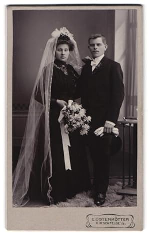 Seller image for Fotografie E. Ostenktter, Hirschfelde i. S., Hochzeitspaar im schwarzen Kleid und mit Chapeau Claque for sale by Bartko-Reher