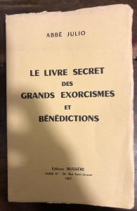 Bild des Verkufers fr LE LIVRE SECRET DES GRANDS EXORCISMES ET BENEDICTIONS zum Verkauf von AL VECCHIO LIBRO