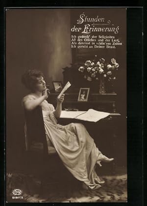 Bild des Verkufers fr Foto-Ansichtskarte Amag: Stunden der Erinnerung, Frau am Sekretr beim Lesen zum Verkauf von Bartko-Reher