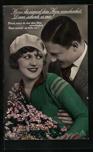 Bild des Verkufers fr Foto-Ansichtskarte Photochemie Berlin Nr. 6377: Mann nimmt seine Frau in den Arm, Blumenstrauss, Schenk mir dein herz zum Verkauf von Bartko-Reher