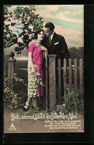Bild des Verkufers fr Foto-Ansichtskarte Photochemie Berlin Nr. 5711: Mann mit seiner Freundin am Gartenzaun, Ach, einmal blht im Jahr der Mai zum Verkauf von Bartko-Reher