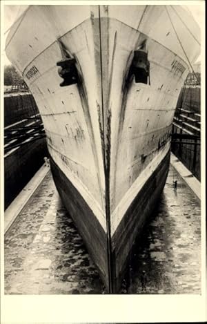 Foto Ansichtskarte / Postkarte Schiff in einer Werft, Vorderansicht