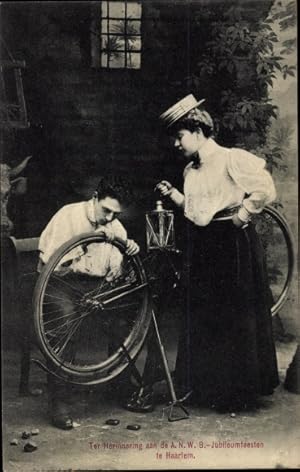 Bild des Verkufers fr Ansichtskarte / Postkarte Fahrradreparatur, Frau mit Handlaterne, Fahrradreifen zum Verkauf von akpool GmbH