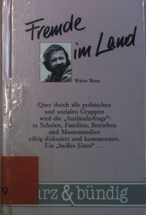 Immagine del venditore per Fremde im Land : quer durch alle politischen und sozialen Gruppen wird die "Auslnderfrage" in Schulen, Familien, Betrieben und Massenmedien eifrig diskutiert und kommentiert ; ein "heisses Eisen" . kurz & bndig venduto da books4less (Versandantiquariat Petra Gros GmbH & Co. KG)