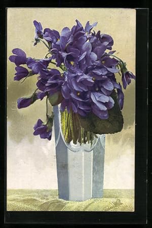 Bild des Verkufers fr Knstler-Ansichtskarte Photochromie Nr. 989: Blaue Blten in der Vase zum Verkauf von Bartko-Reher