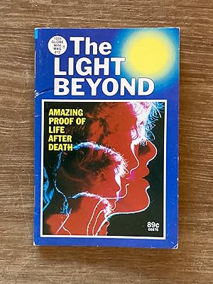 Imagen del vendedor de The Light Beyond: Amazing Proof of Life After Death (Globe Mini Mag 212) a la venta por Molly's Brook Books