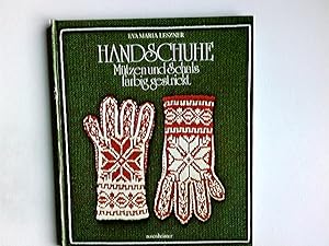 Handschuhe, Mützen und Schals farbig gestrickt. Eva Maria Leszner / Rosenheimer Raritäten