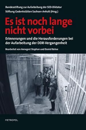 Bild des Verkufers fr Es ist noch lange nicht vorbei : Erinnerungen und die Herausforderungen bei der Aufarbeitung der DDR-Vergangenheit. Hrsg. v. d. Bundesstiftung zur Aufarbeitung der SED-Diktatur; Stiftung Gedenksttten Sachsen-Anhalt zum Verkauf von AHA-BUCH GmbH