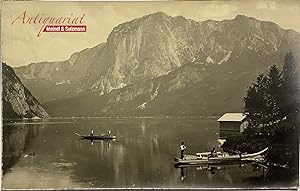 Bild des Verkufers fr Altausseer See. Blick auf die Trisselwand. Im Vordergrund 2 Pltten auf dem See. zum Verkauf von Antiquariat MEINDL & SULZMANN OG
