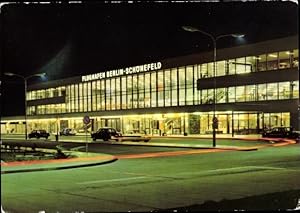 Ansichtskarte / Postkarte Flughafen Berlin Schönefeld, Parkplatz, Ankunftshalle, Gebäude, Nachtbe...