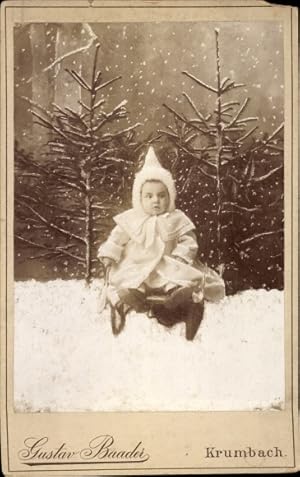 Kabinett Foto Kinderportrait, Hedi Bolkart, Kleinkind auf einem Schlitten, Schnee, Tannenbäume - ...