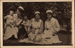 Ansichtskarte / Postkarte Drei Schwestern kümmern sich um Babies, Kinderasyl