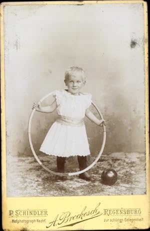 Kabinett Foto Kinderportrait, Kleinkind mit Reifen und Ball - Fotograf P. Schindler Nachf., A. Br...