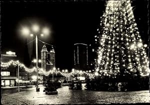 Bild des Verkufers fr Ansichtskarte / Postkarte Halle an der Saale, Weihnachtsmarkt, Weihnachtsbaum mit Beleuchtung, zum Verkauf von akpool GmbH