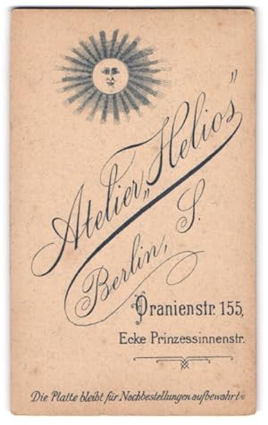Bild des Verkufers fr Fotografie Atelier Helios, Berlin, Ornainestr. 155, Sonne mit Gesicht strahlt ber dem Fotografennamen zum Verkauf von Bartko-Reher
