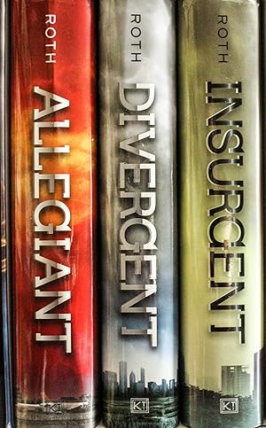 Immagine del venditore per Divergent Series Complete Box Set- Divergent, Insurgent, and Allegiant venduto da Mad Hatter Bookstore