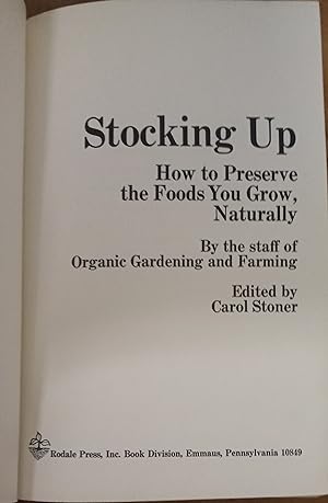 Immagine del venditore per Stocking Up: How to Preserve the Foods You Grow, Naturally (By the Staff of Organic Gardening and Farming) venduto da The Book House, Inc.  - St. Louis