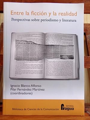 Seller image for ENTRE LA FICCIN Y LA REALIDAD. Perspectivas sobre periodismo y literatura. for sale by LIBRERA ROBESPIERRE