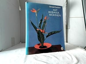 Seller image for Mit Ikebana wohnen : Anleitung zur japanischen Blumenkunst. [Aus d. Engl. ins Dt. bers. von Renate Hiebler. Durchges. von Margarete Siemokat. Fotografien: Ronald A. Chapman] for sale by Ralf Bnschen