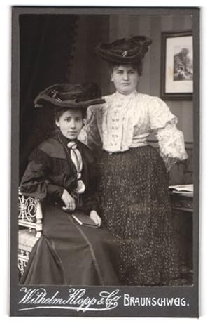 Bild des Verkufers fr Fotografie Wilhelm Klopp, Co., Braunschweig, Mutter und Tochter in feinen Kleidern mit breiten Hten zum Verkauf von Bartko-Reher
