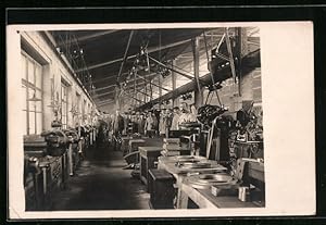 Ansichtskarte Fabrikarbeiter und Maschinen in der Fabrik