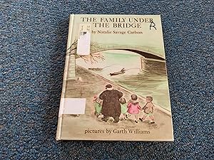 Image du vendeur pour THE FAMILY UNDER THE BRIDGE mis en vente par Betty Mittendorf /Tiffany Power BKSLINEN