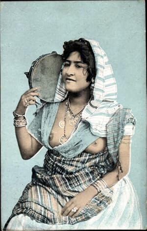 Ansichtskarte / Postkarte Barbusige Frau mit Tambourin, Schmuck