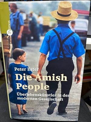 Bild des Verkufers fr Die Amish people : berlebensknstler in der modernen Gesellschaft. Die Amish   Eiserne Tradition oder stetiger Wandel?   Die Konfrontation von traditioneller und moderner Lebensweise   Wie Religion eine kulturelle Gemeinschaft prgt Sie leben wie in einem anderen Jahrhundert. Der minimalistische Lebensstil der Amish-People ist geprgt von ihrem streng orthodoxen Glauben, absoluter Einheitlichkeit und einer scheinbaren Ablehnung jeglichen Dortschritts und Kontakten zur Nicht-Amish-Welt. Diese fragt sich zunehmend, wie die Amish in unserer modernen Welt berhaupt zurecht kommen knnen. Peter Ester schildert die Erfahrungen, die er machte, als er selbst mit den Amish gelebt hat und gibt einen interessanten berblick ber ihre sozialen Strukturen, ihre Religion und ihre Kultur. Gleichzeitig untersucht er, inwiefern sich die Amish an ihre moderne Umgebung angepasst haben und wie es ihnen gelingt bzw. ob es ihnen auch in Zukunft gelingen wird, ihre Tradition dennoch zu bewahren. zum Verkauf von bookmarathon