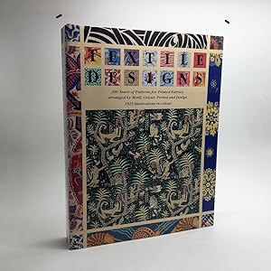 Imagen del vendedor de TEXTILE DESIGNS: 200 YEARS OF PATTERNS FOR PRINTED FABRICS ARRANGED BY MOTIF, COLOUR, PERIOD AND DESIGN. a la venta por Any Amount of Books