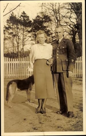 Bild des Verkufers fr Foto Ansichtskarte / Postkarte Polizist in Uniform mit Frau, Portrait zum Verkauf von akpool GmbH