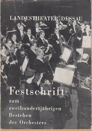 Bild des Verkufers fr Landestheater Dessau. Festschrift zum zweihundertjhrigen Bestehen des Orchesters. - Beiliegend der Programmzettel fr das Sonder - Kammerkonzert am Montag, 3. Oktober 1966. - Mitwirkende: Heinz Rttger, Roland Wambeck ( Klavier ), Mitja Meinel, Erich Wolenin, Fritz Koschitzky ( Violine ), Walter Mller, Hans Rempe ( Viola ), Sprecher: Kurt Harfensteller, u. a. - Aus dem Inhalt: Geleitwort des Intendanten / Die Entwicklung von der Herzoglichen Hofkapelle zum Orchester des Landestheaters Dessau / weiter siehe Anmerkung. zum Verkauf von Antiquariat Carl Wegner