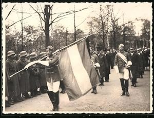 Fotografie Studenten mit Fahnenträger während einer Parade, Soldaten-Spalier der Reichswehr