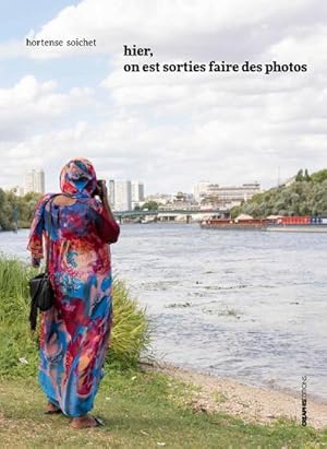 Image du vendeur pour hier, on est sorties faire des photos mis en vente par Chapitre.com : livres et presse ancienne