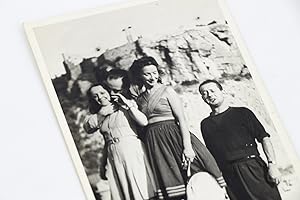 Photographie originale représentant Edith Piaf enlacée par Norbert Glanzberg aux côtés d'Alice et...
