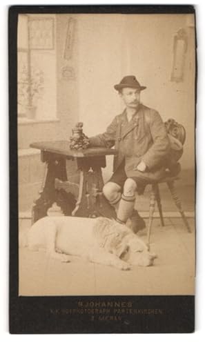 Immagine del venditore per Foto B. Johannes, Meran, junger Mann mit seinem Hund im heimischen Wohnzimmer, Studiokulisse venduto da Bartko-Reher