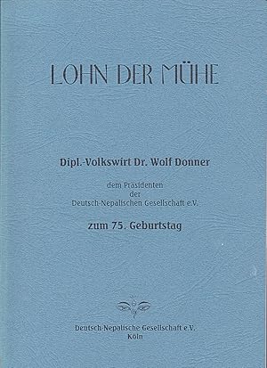 Lohn der Mühe: Dipl.-Volkswirt Dr. Wolf Donner dem Präsidenten der Deutsch-Nepalesischen Gesellsc...