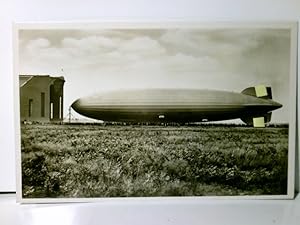 LZ 129 " Hindenburg ". Alte Ansichtskarte s/w. ungel. ca 30 / 40ger Jahre. Zeppelin am Boden vor ...
